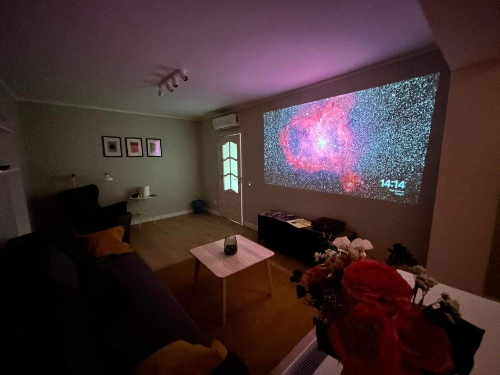 דירה Stylish With Video Projector *