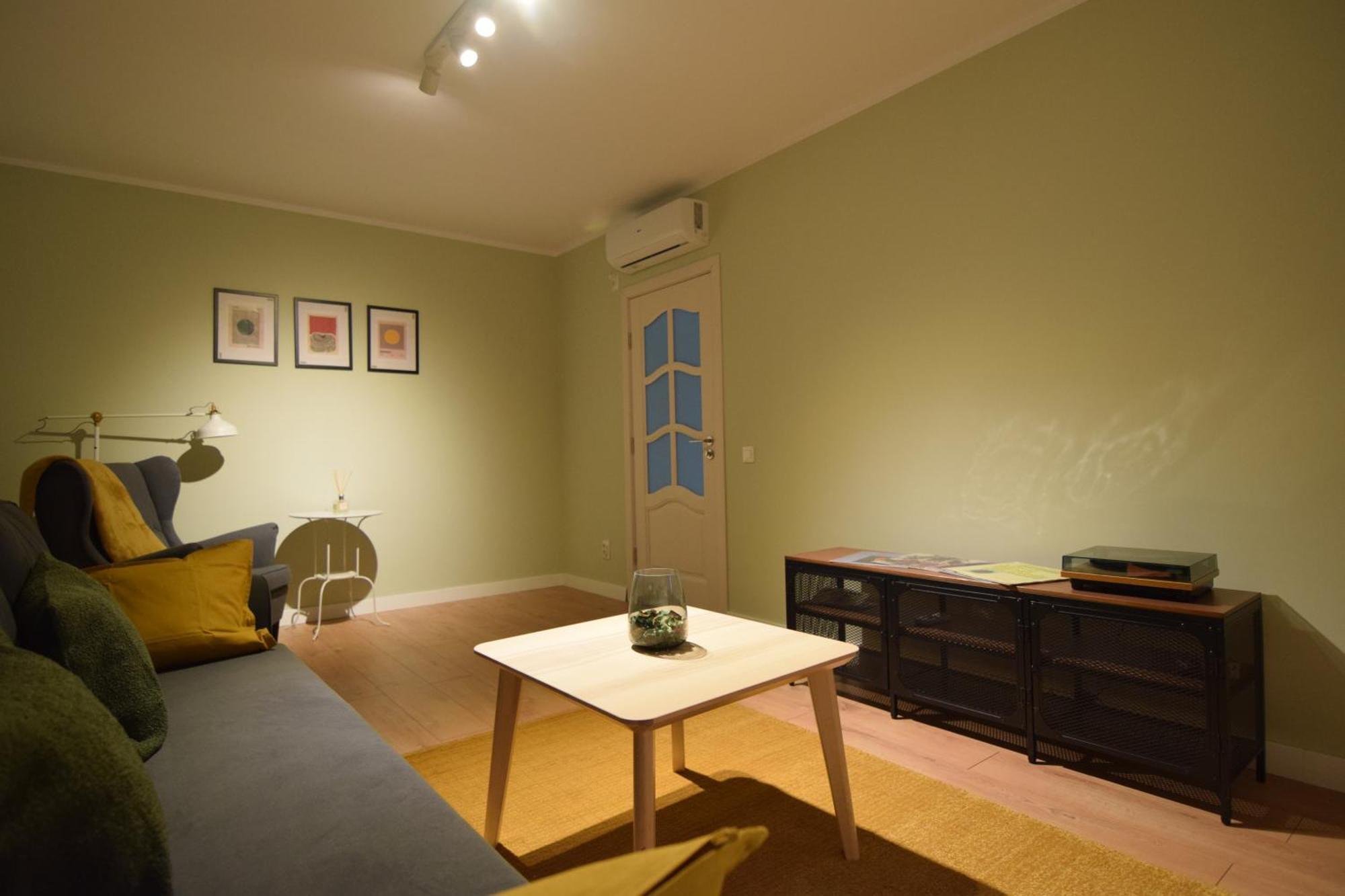 דירה Stylish With Video Projector